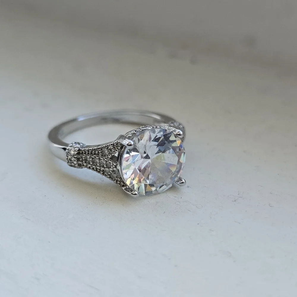 Vintage-Inspired Round Cut Solitaire Engagement Ring in Sterling Silver - Picture 3 of 7